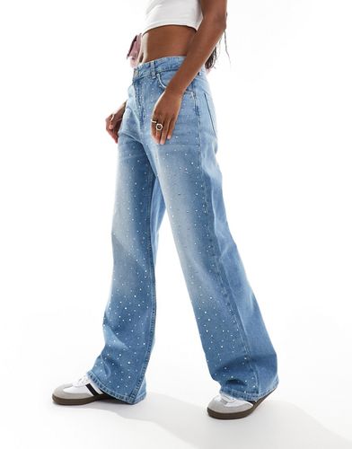 Jeans ampi lavaggio chiaro con strass - Bershka - Modalova