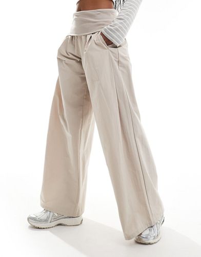 Pantaloni a fondo ampio in popeline color sabbia con risvolto - Bershka - Modalova