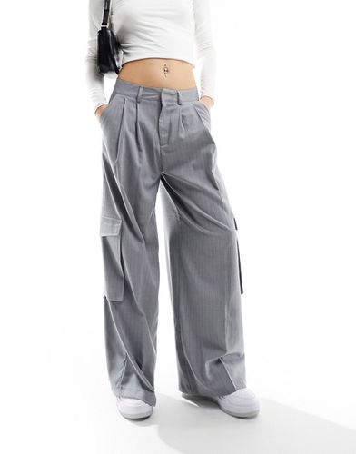 Pantaloni sartoriali cargo con fondo ampio grigi gessati - Bershka - Modalova