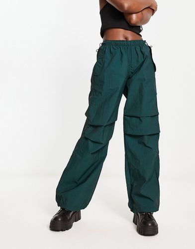 Pantaloni stile paracadutista in nylon scuro - Bershka - Modalova