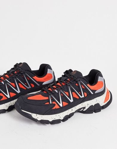Sneakers da corsa riflettenti con suola spessa, colore nero e arancione - Bershka - Modalova