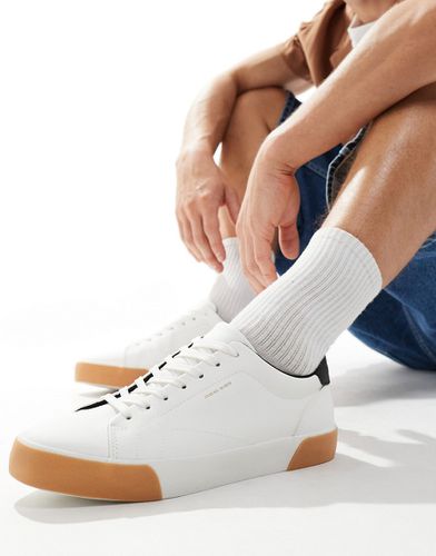 Sneakers rétro bianche con linguetta sul tallone a contrasto - Bershka - Modalova