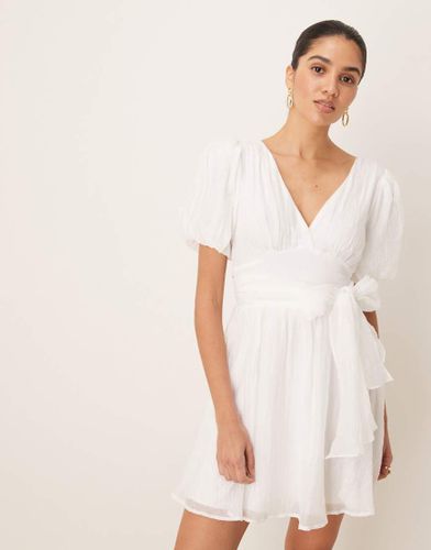 Robe courte à manches courtes pour remise de diplôme avec dos ouvert et col V - cassé - Gina Tricot - Modalova