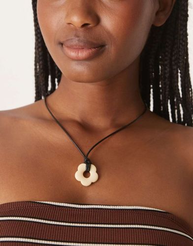 Collier en cordon avec pendentif en résine - Crème - Designb London - Modalova