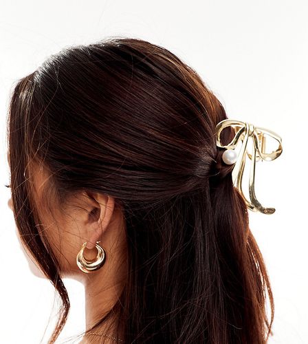 Pinza per capelli a forma di fiocco con perla bianca - DesignB London - Modalova