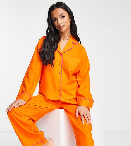 Esclusiva ASOS DESIGN Petite - Pigiama in modal arancione composto da camicia e pantaloni con profili a contrasto - ASOS Petite - Modalova