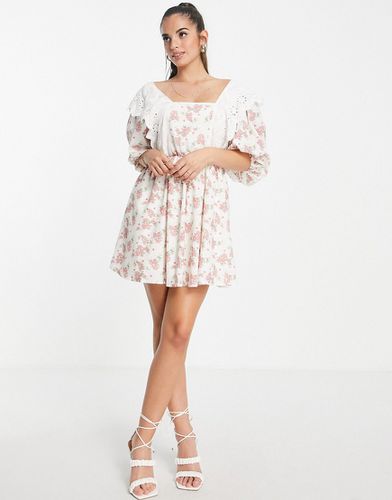 Esclusiva x Lorna Luxe - Vestito grembiule corto con pettorina e stampa con boccioli di rosa - In The Style - Modalova