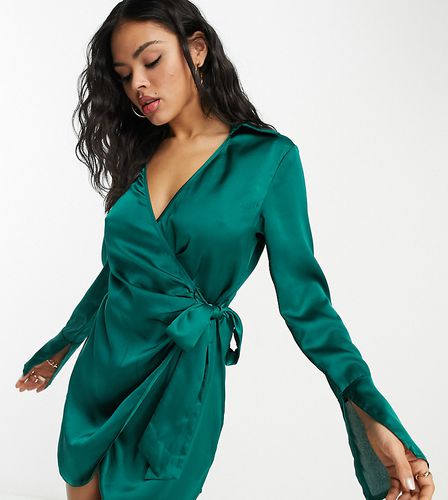 Esclusiva x Paris Artiste - Vestito camicia in raso smeraldo a portafoglio con maniche con spacco - Public Desire - Modalova