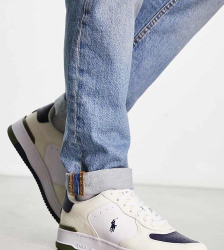 Esclusiva x ASOS - Masters Court Low - Sneakers in pelle color crema, blu navy e verdi con logo del pony - Polo Ralph Lauren - Modalova