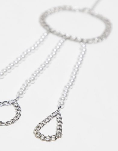 Bracciale argentato con perle con dettaglio con catena per mano con anelli - FADED FUTURE - Modalova