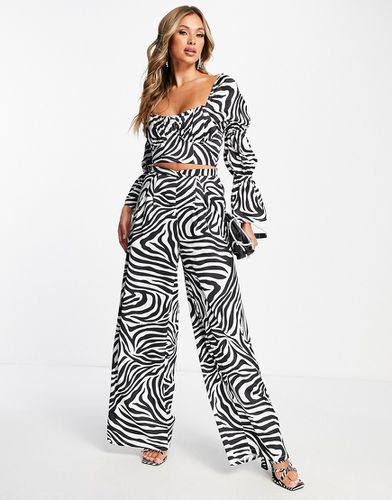 The Label - Pantaloni a fondo ampio in raso zebrati a vita alta in coordinato - First Distraction - Modalova