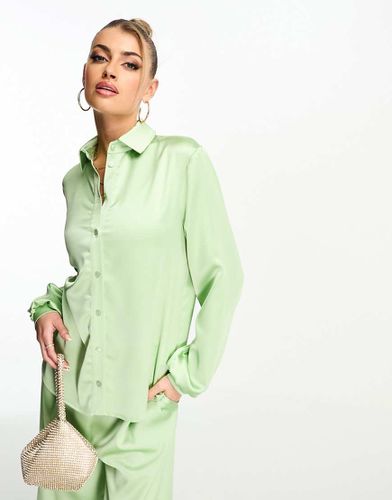 Camicia in raso kaki chiaro con bottoni in coordinato - Flounce London - Modalova