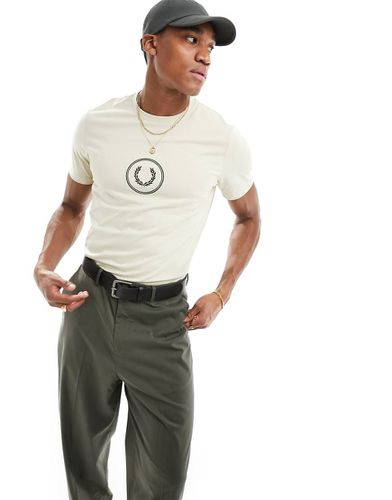 T-shirt beige con logo circolare - Fred Perry - Modalova