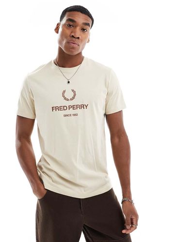 T-shirt beige con stampa grafica - Fred Perry - Modalova