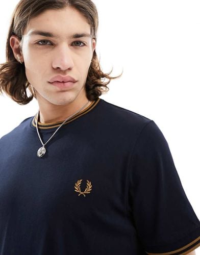 T-shirt con doppia riga a contrasto su collo e maniche - Fred Perry - Modalova