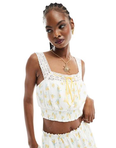 Crop top a fiori gialli con dettaglio in pizzo in coordinato - Kiss The Sky - Modalova