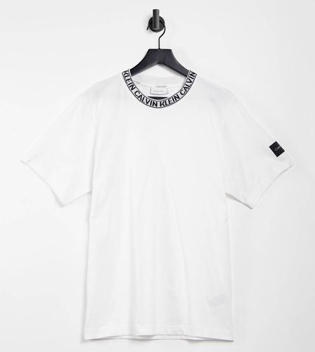 In esclusiva per ASOS - T-shirt comoda acceso con logo sul collo - Calvin Klein - Modalova