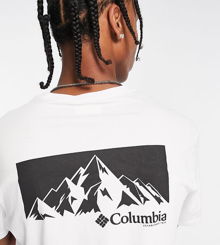 In esclusiva per ASOS - - Peak - T-shirt bianca con grafica sul retro - Columbia - Modalova