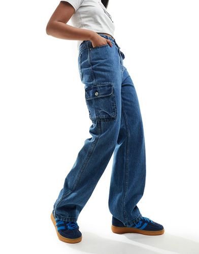 Jeans con cintura e tasche cargo - In The Style - Modalova