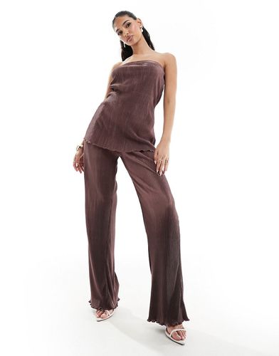 Pantaloni plissé a fondo ampio color cioccolato in coordinato - In The Style - Modalova