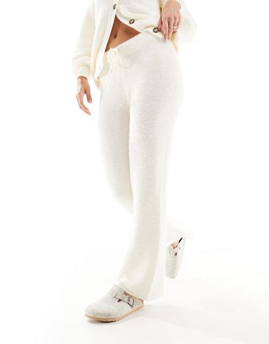 Pantaloni soffici a zampa crema in coordinato - In The Style - Modalova