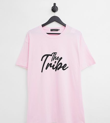 T-shirt con scritta Tribe - In The Style Plus - Modalova