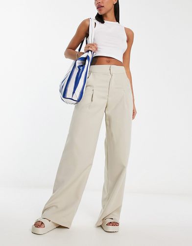 Plus x Gemma Atkinson - Pantaloni a vita alta beige con fondo ampio - In The Style - Modalova