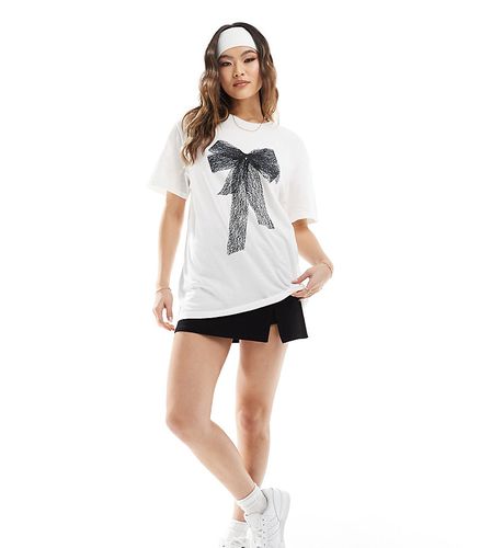 T-shirt bianca con fiocco in pizzo - In The Style - Modalova
