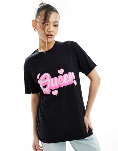 T-shirt nera con scritta "Queer" - In The Style - Modalova