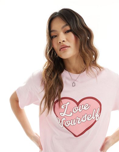 T-shirt con stampa di cuore e scritta "Love yourself" - In The Style - Modalova