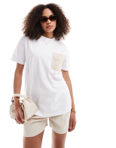 X Perrie Sian - T-shirt bianca con dettaglio con tasca all'uncinetto - In The Style - Modalova