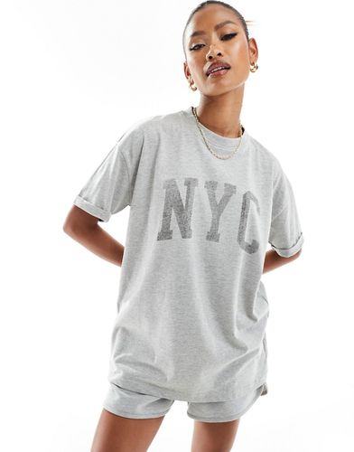 X Perrie Sian - T-shirt grigia con logo NYC - In The Style - Modalova