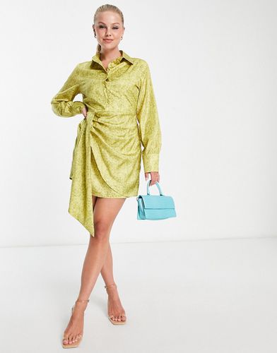 X Perrie Sian - Vestito camicia corto svasato chartreuse con stampa animalier e dettaglio avvolgente - In The Style - Modalova
