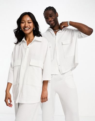 Camicia unisex bianca in seersucker con tasche in coordinato - IIQUAL - Modalova