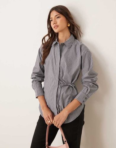 Camicia bianca e a righe con dettaglio allacciato asimmetrico - JDY - Modalova