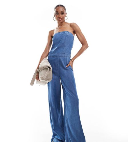 Tuta jumpsuit a fascia in denim lavaggio medio a fondo ampio - ONLY Tall - Modalova