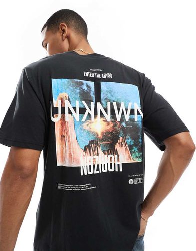 T-shirt comoda nera con stampa "Horizon" sul retro - ONLY & SONS - Modalova