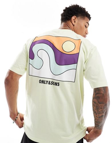 T-shirt vestibilità comoda lime con stampa di spiaggia sulla schiena - ONLY & SONS - Modalova