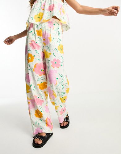 Pantaloni a fondo ampio con stampa a fiori rosa e gialli in coordinato - Object - Modalova