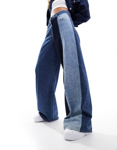 Jeans con fondo ampio a vita alta con pannelli - Love Moschino - Modalova