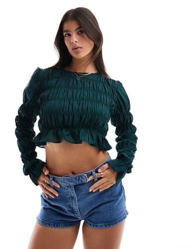 Crop top a maniche lunghe in raso raccolto - Lola May - Modalova