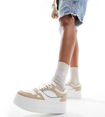 London Rebel - Sneakers flatform a pannelli bianche e beige a pianta larga - London Rebel Wide Fit - Modalova