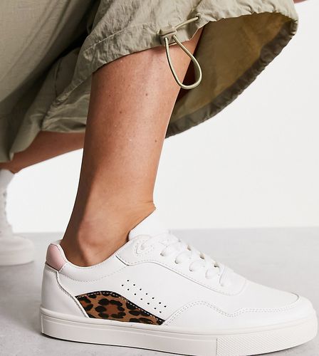 London Rebel Wide Fit - Sneakers stringate a pianta larga beige con pannello leopardato - London Rebel Leather Wide Fit - Modalova