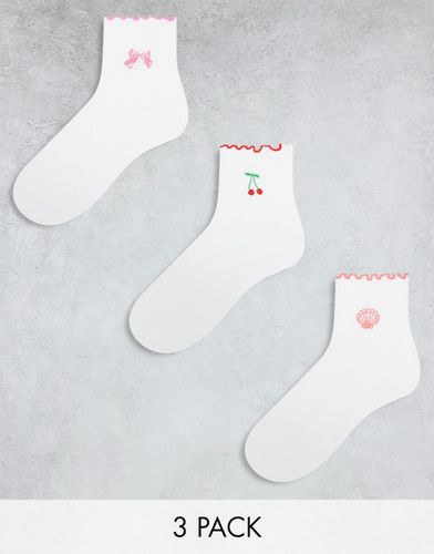 Confezione da 3 paia di calzini bianchi con volant e motivi ricamati rossi, pesca e rosa - Monki - Modalova