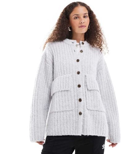 Cardigan accollato mélange a coste in maglia spessa con tasche con patta e bottoni sul davanti - Monki - Modalova