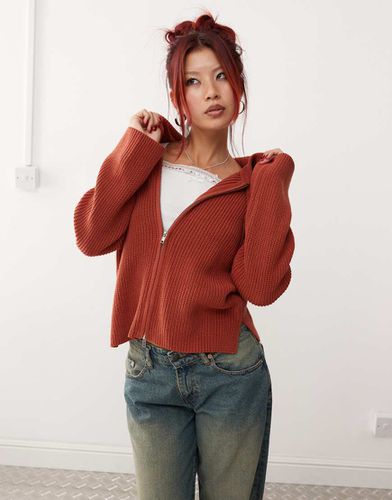 Cardigan in maglia a coste ruggine con cappuccio e zip - Monki - Modalova