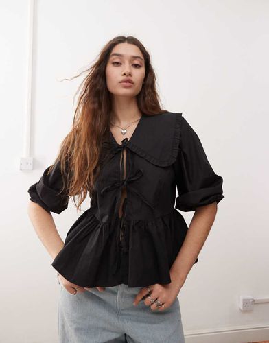 Blusa a maniche lunghe nera con colletto a peplo e volant - Monki - Modalova