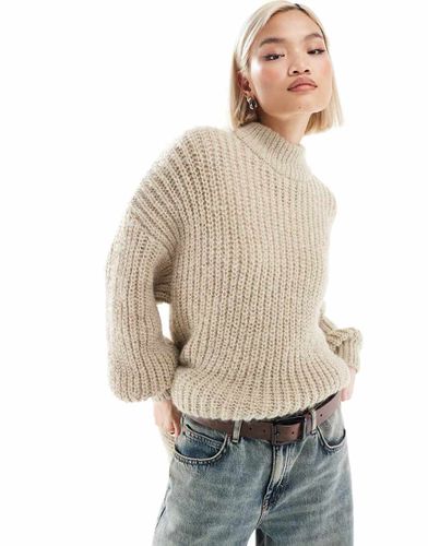 Maglione accollato beige a coste spesse con maniche voluminose - Monki - Modalova