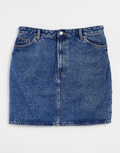 Mimmie - Minigonna di jeans in cotone lavaggio medio - MBLUE - Monki - Modalova