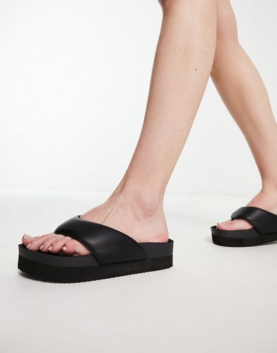 Sandali stile infradito in pelle sintetica imbottita nera con fascette larghe - Monki - Modalova